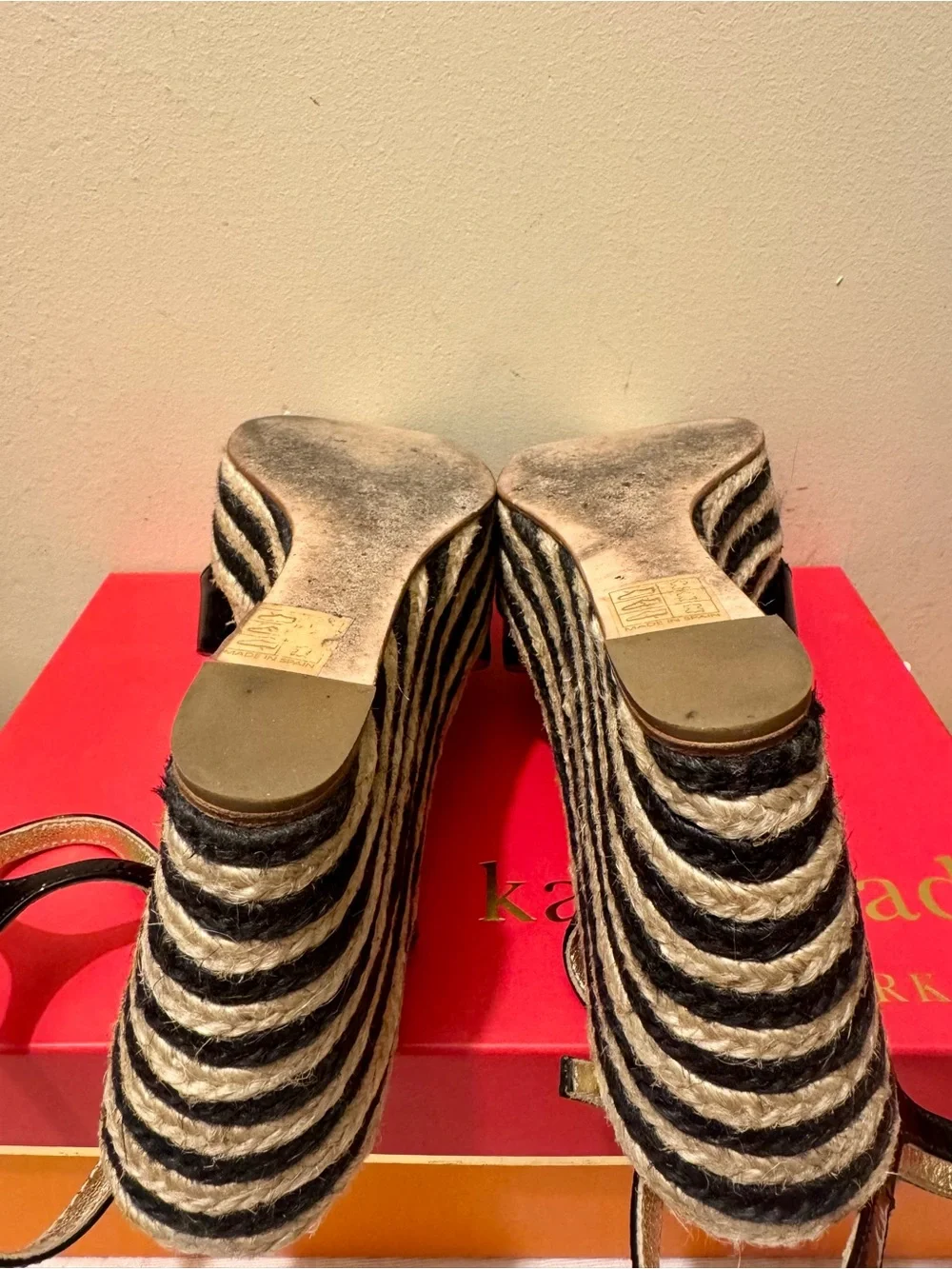 Vintage 2011 Kate Spade Darling Flower Wedge Espadrille Sandals Black Patent EUC